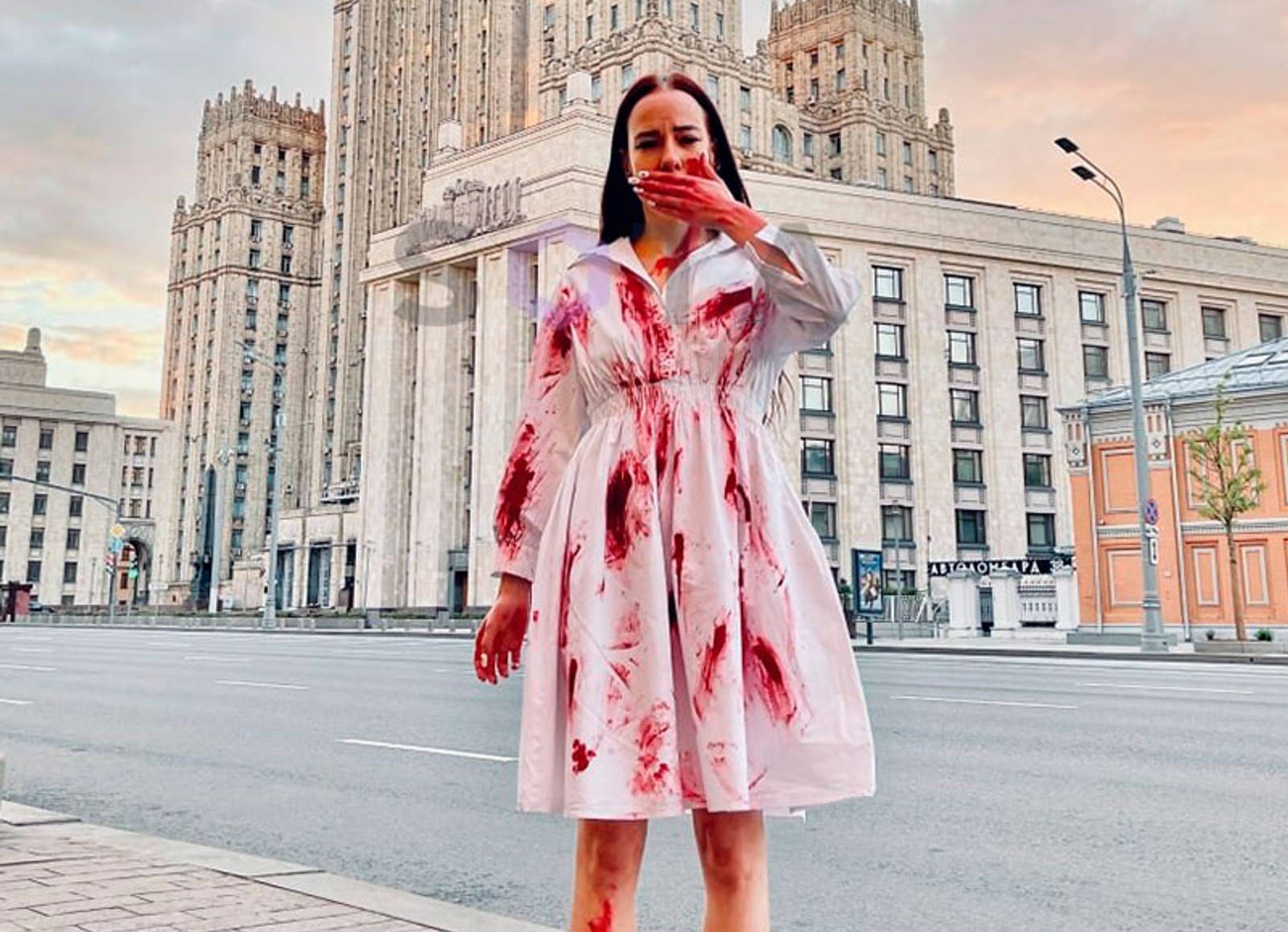 Активистку, которая участвовала в антивоенной акции «Нам не отмыться от крови» у здания МИД в Москве, арестовали на 7 суток