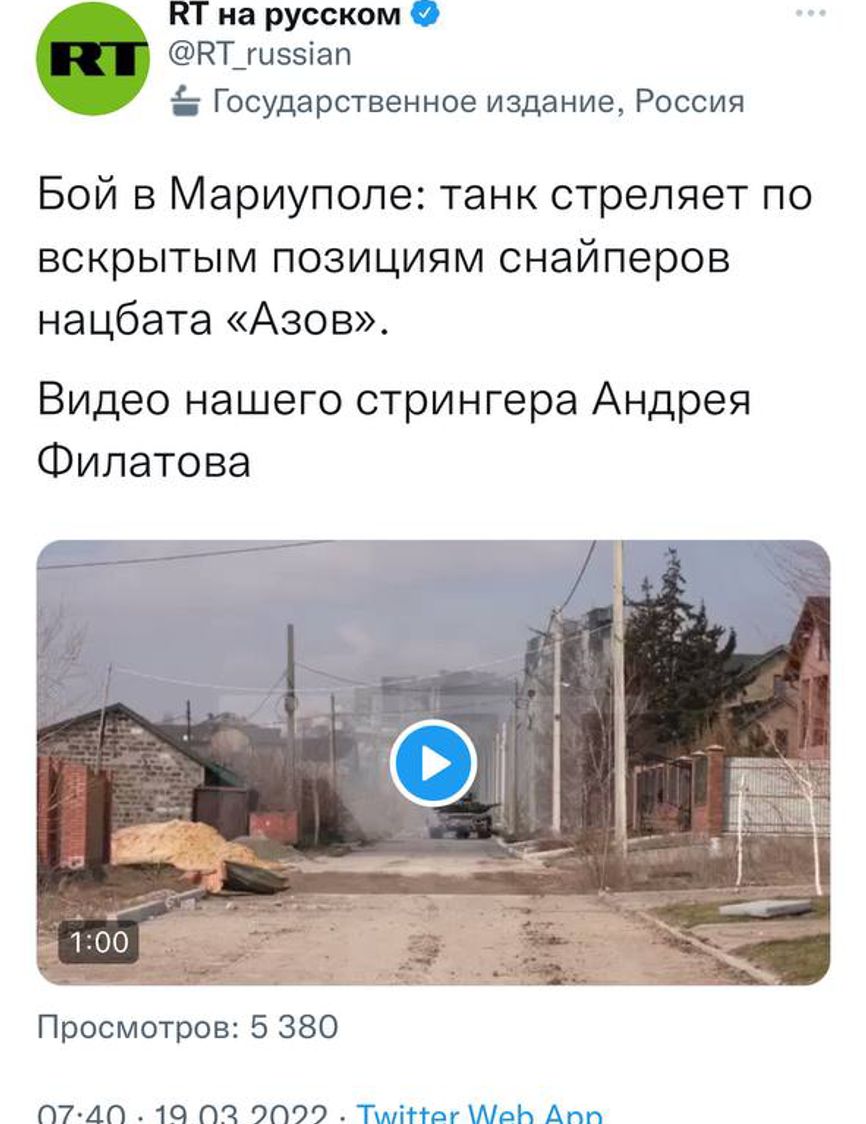RT показал, как российский танк обстрелял жилой дом в Мариуполе, где якобы прячутся бойцы «Азова». Позже там нашли тела шести мирных жителей