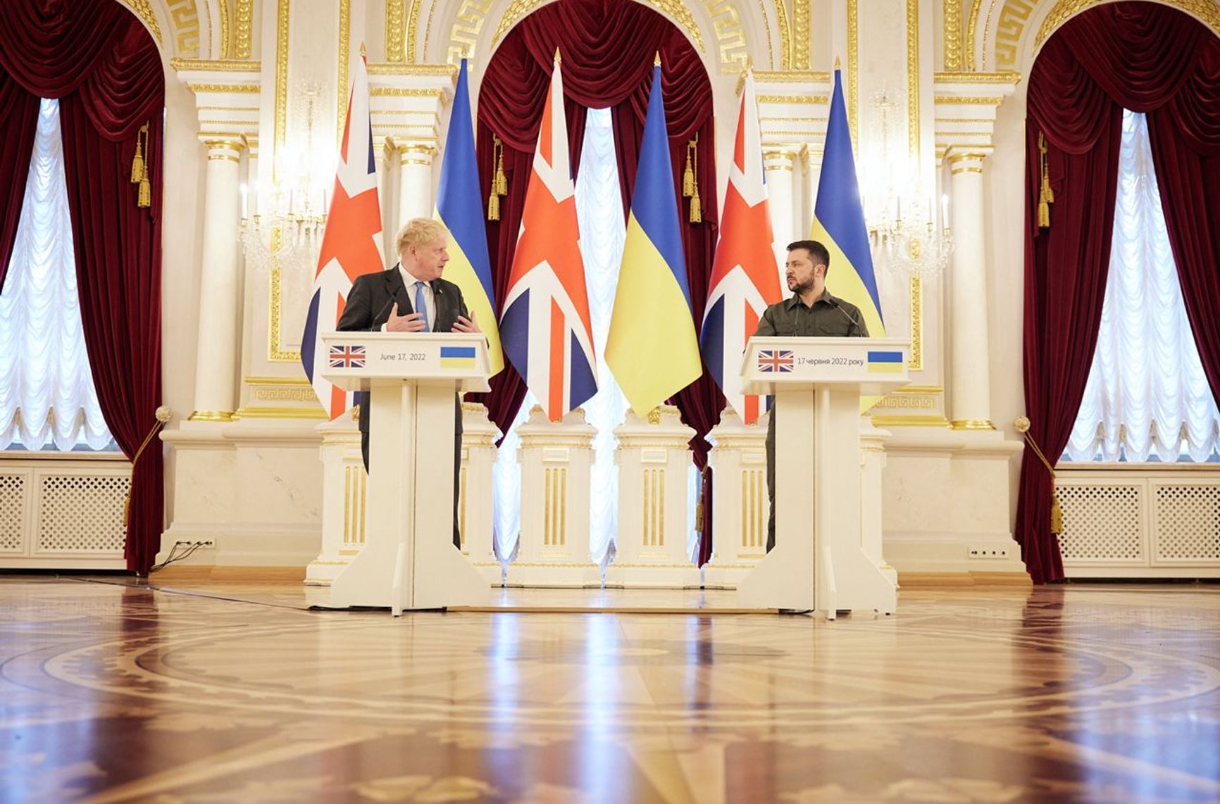 Джонсон в Киеве, Украина вводит визовый режим с Россией, Путин и Токаев на ПМЭФ. Главное за день