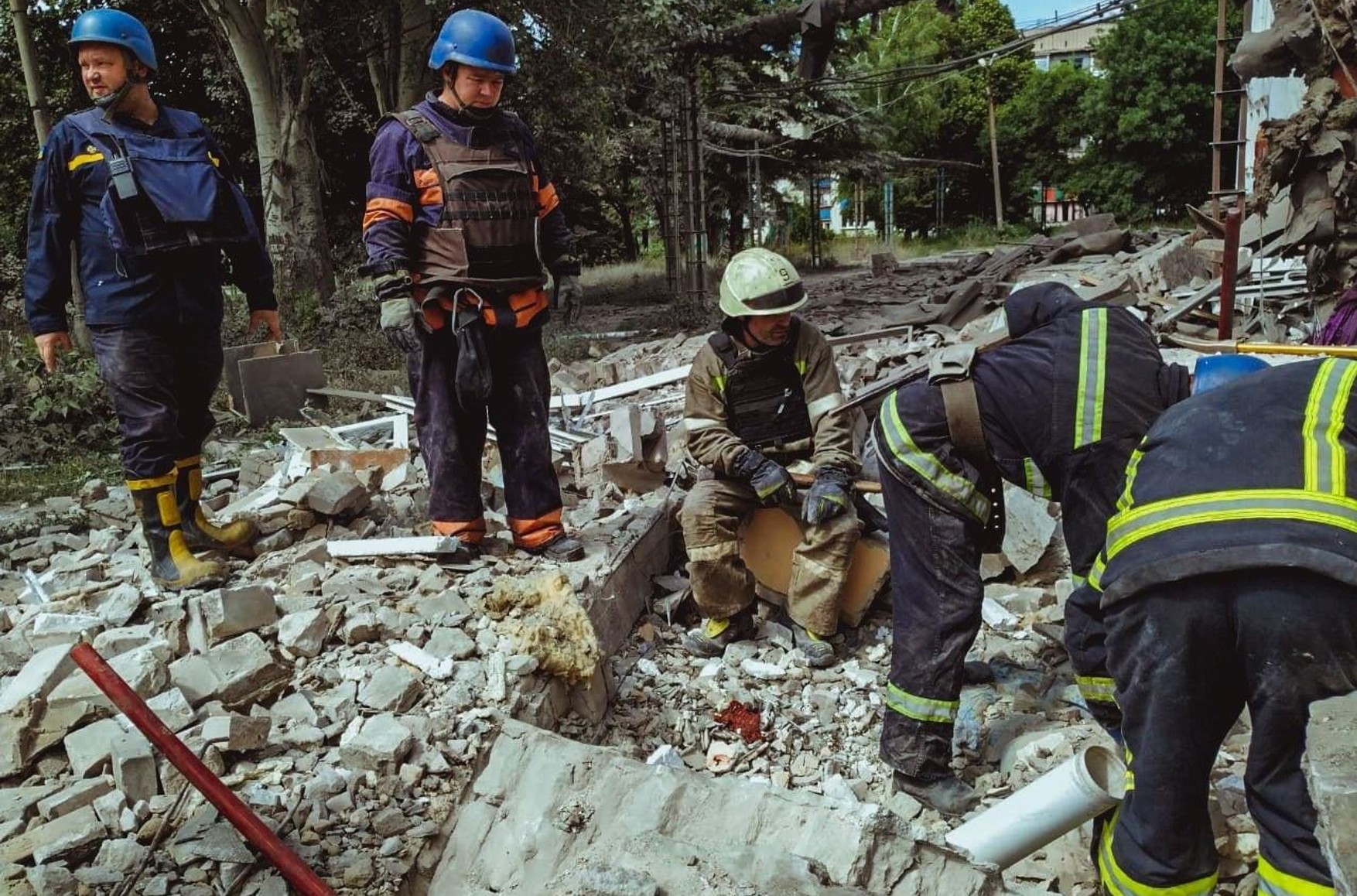 Четыре человека погибли в результате авиаудара России по зданию в Лисичанске, где скрывались мирные жители — ГСЧС Украины
