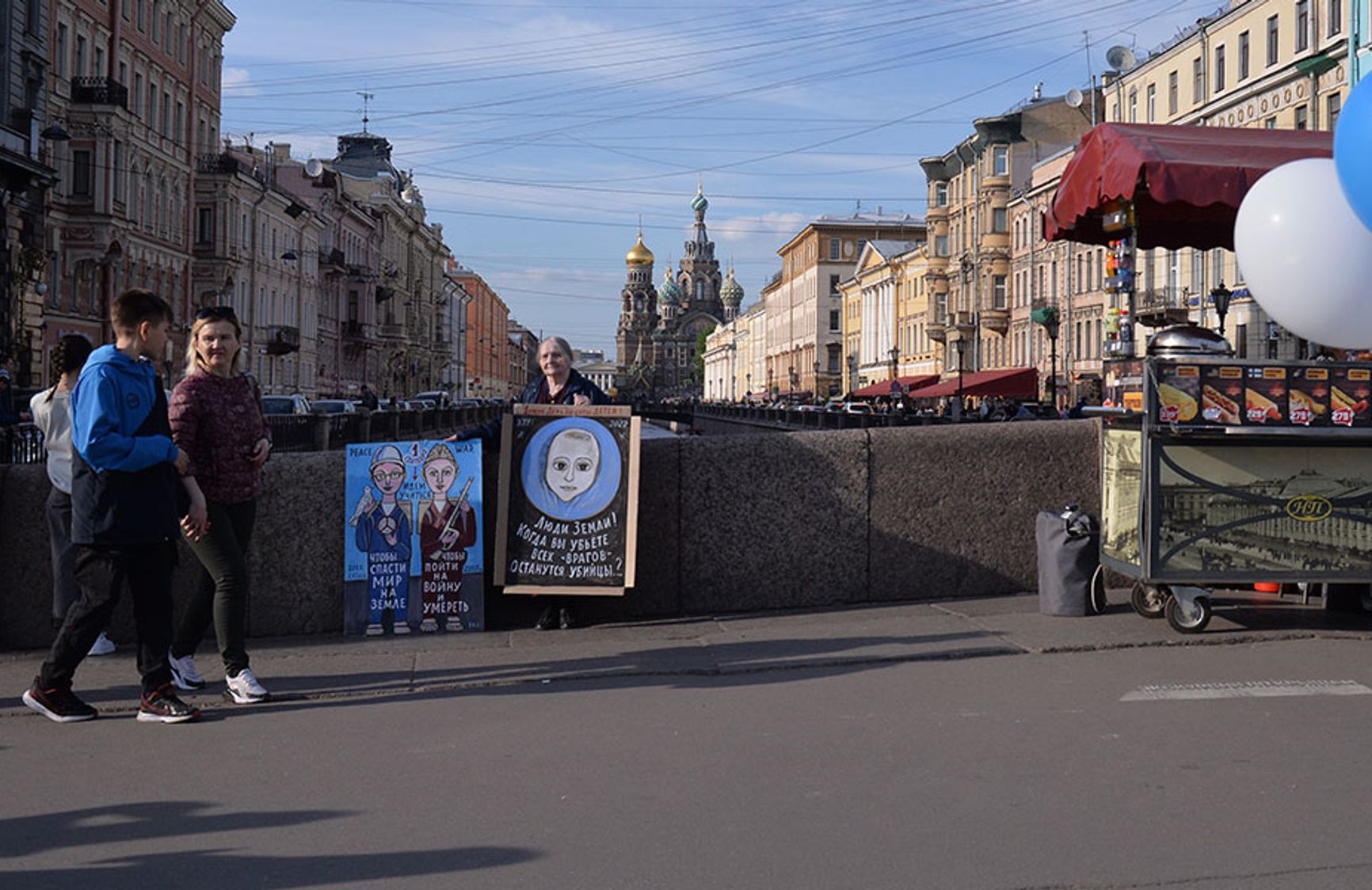 Художница Елена Осипова вновь вышла на пикет в Санкт-Петербурге, нарисовав заново антивоенный плакат, порванный напавшими на нее 9 мая