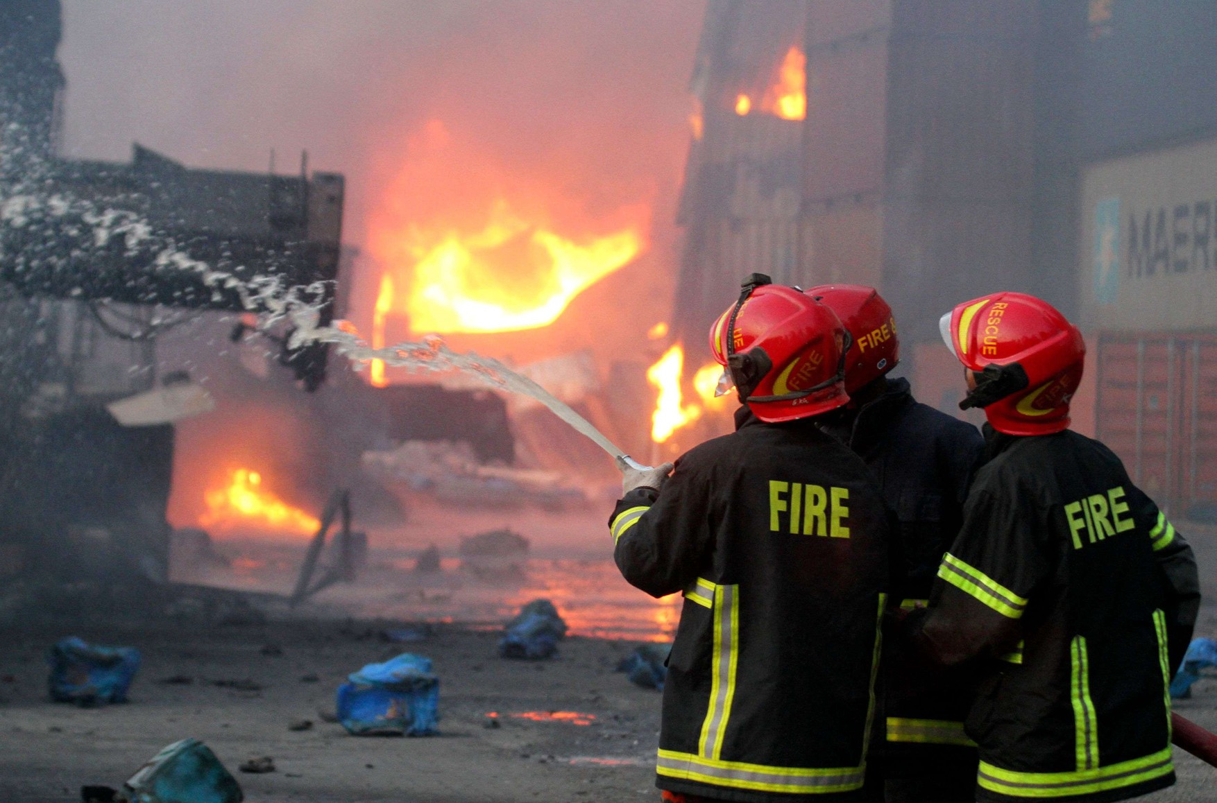 Не менее 43 человек погибли и более 300 получили ранения в результате пожара на складе в Бангладеш — Al Jazeera
