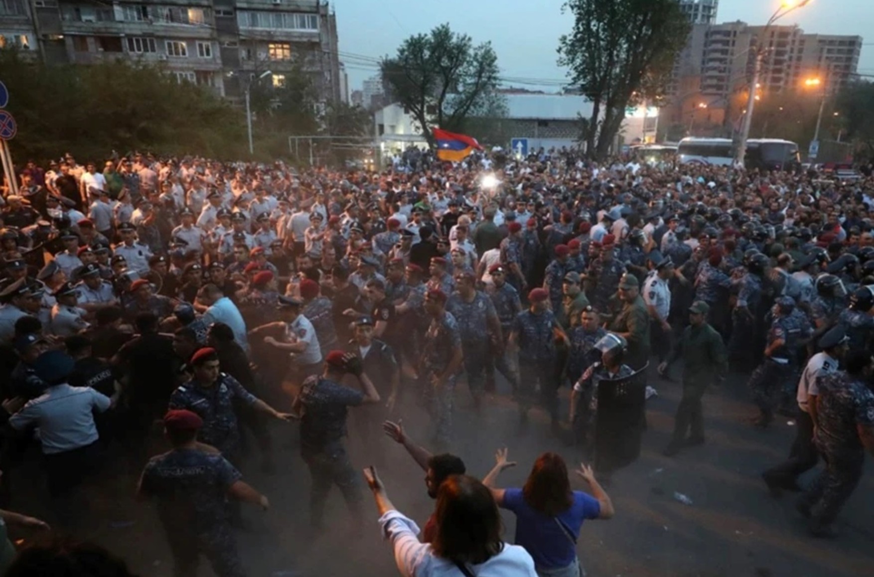 В Ереване 50 человек пострадали в столкновениях полиции с протестующими, требующими отставки премьер-министра Никола Пашиняна