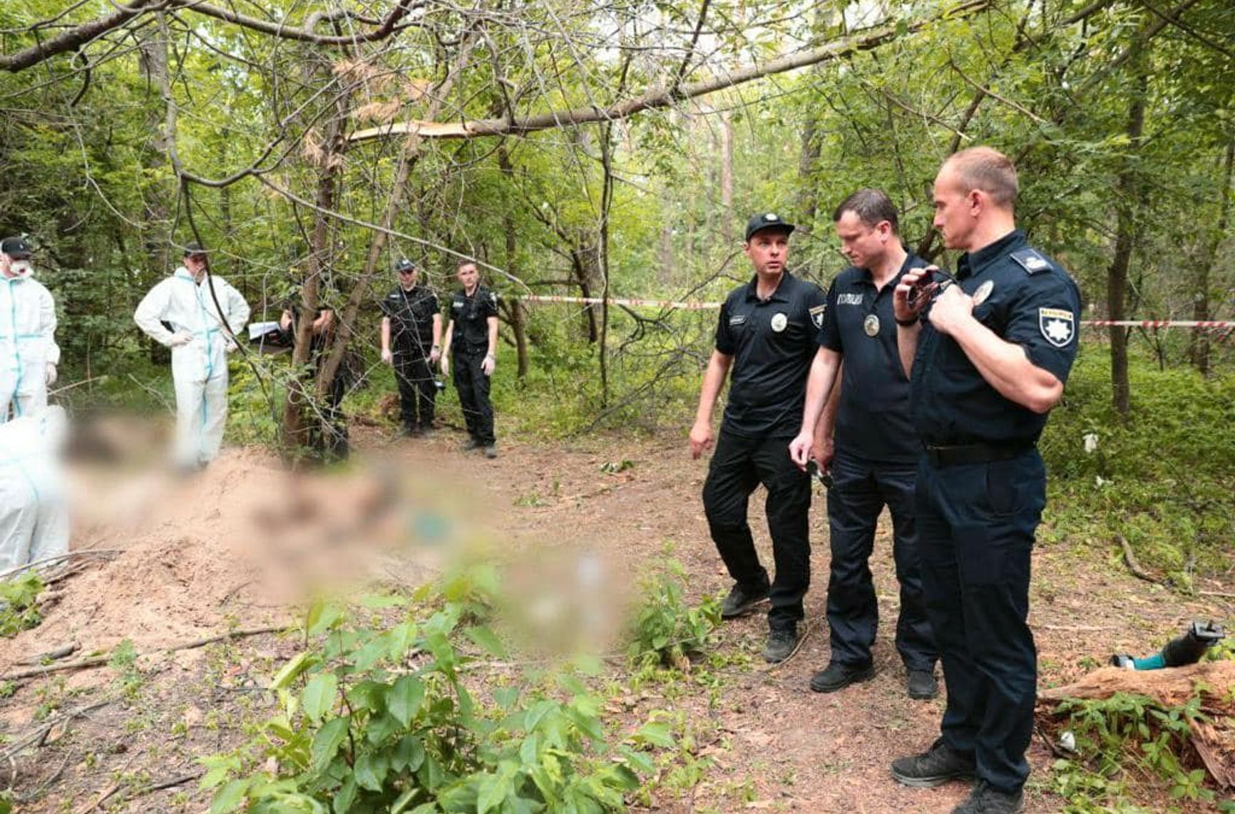 Возле Бучи нашли захоронение с мирными жителями, у многих были связаны руки и прострелены колени — начальник полиции Киевской области