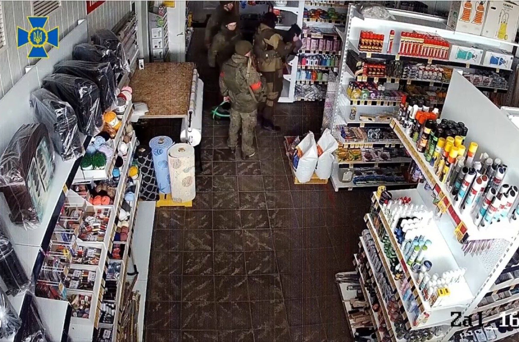СБУ опубликовала видео, на котором российские военные грабят супермаркет в Сумской области