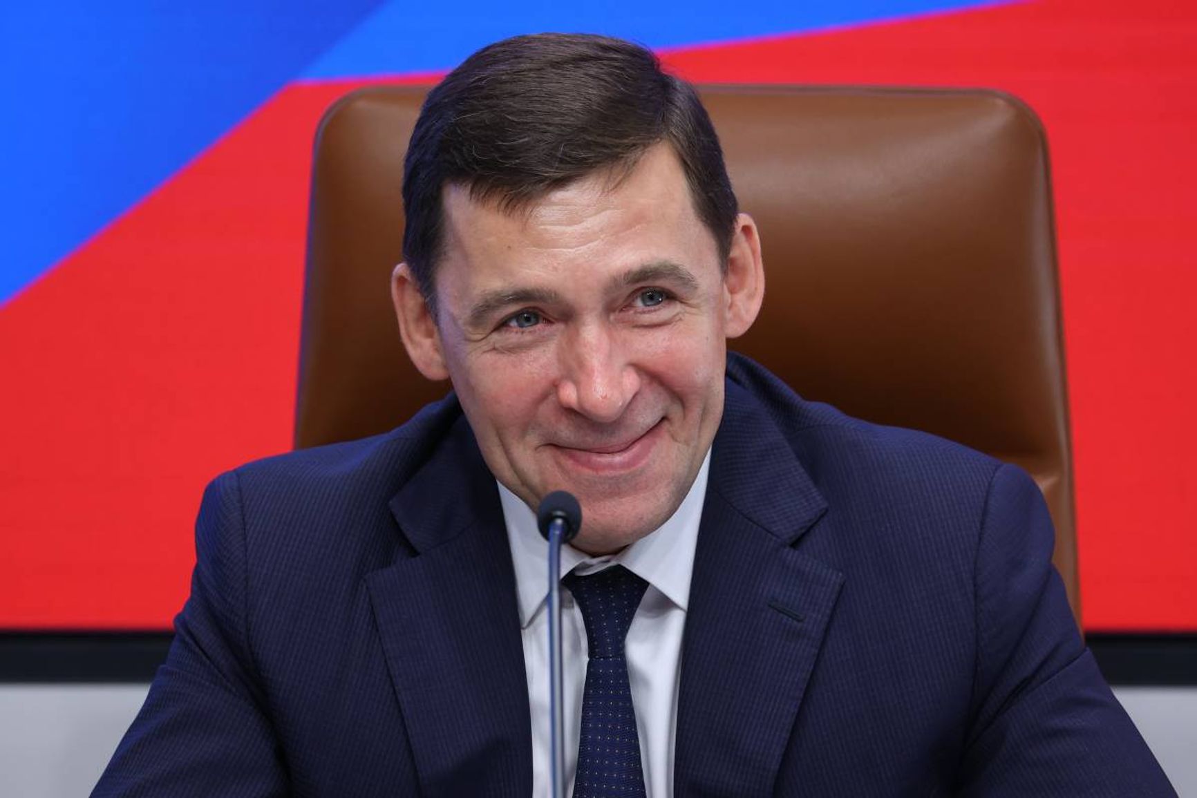 На Урале мэр разместил картинку с губернатором, отрубающим голову Соловьеву. Ранее Соловьев назвал Екатеринбург «центром мерзотной либероты»