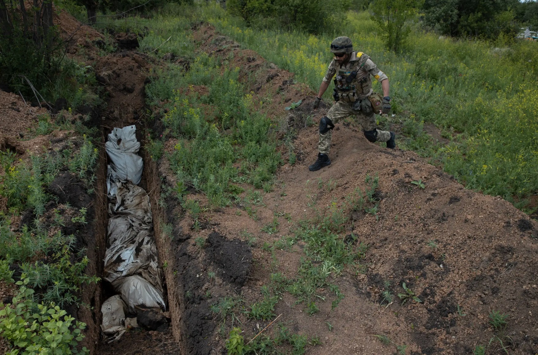 NYT опубликовала фото братской могилы в Лисичанске. В ней лежат около 300 тел мирных жителей, погибших в результате обстрелов