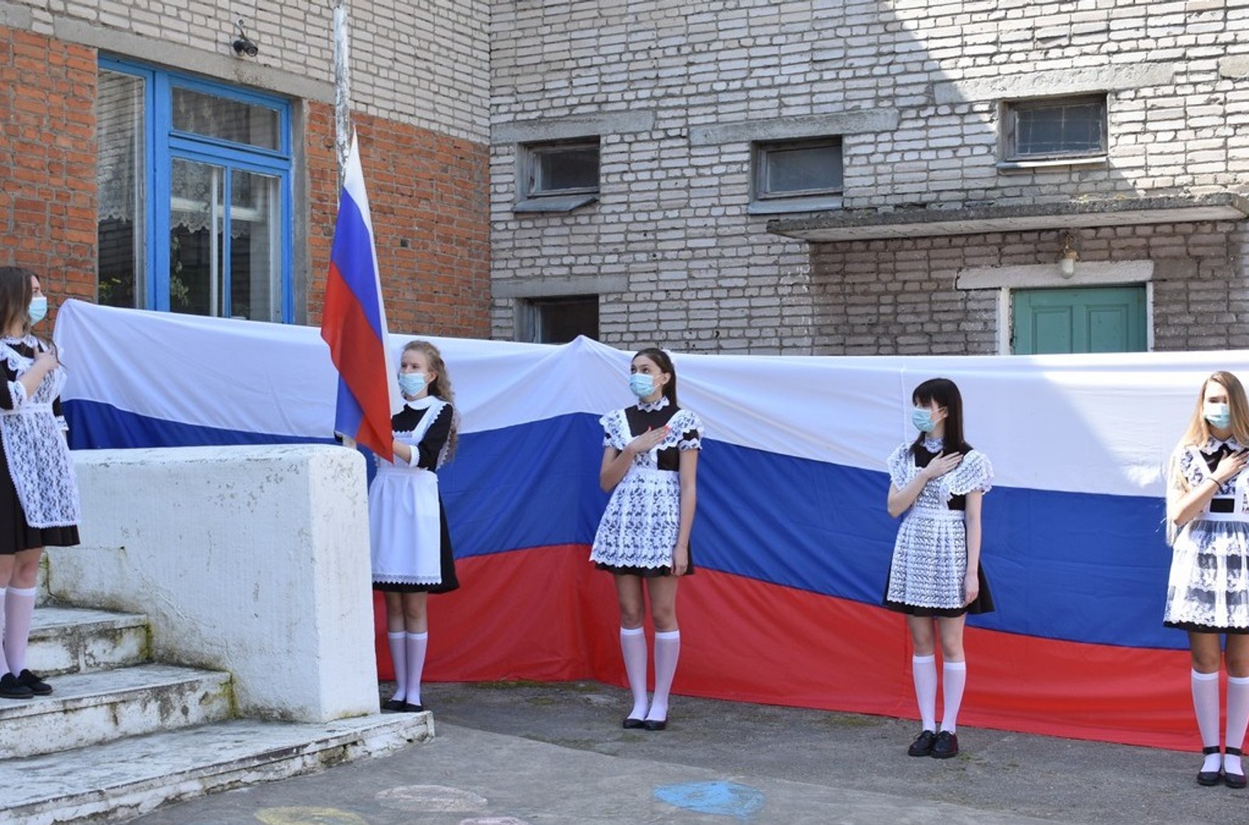 На покупку флагов и гербов РФ для российских школ выделят более 970 млн рублей. Решение принято по поручению Путина