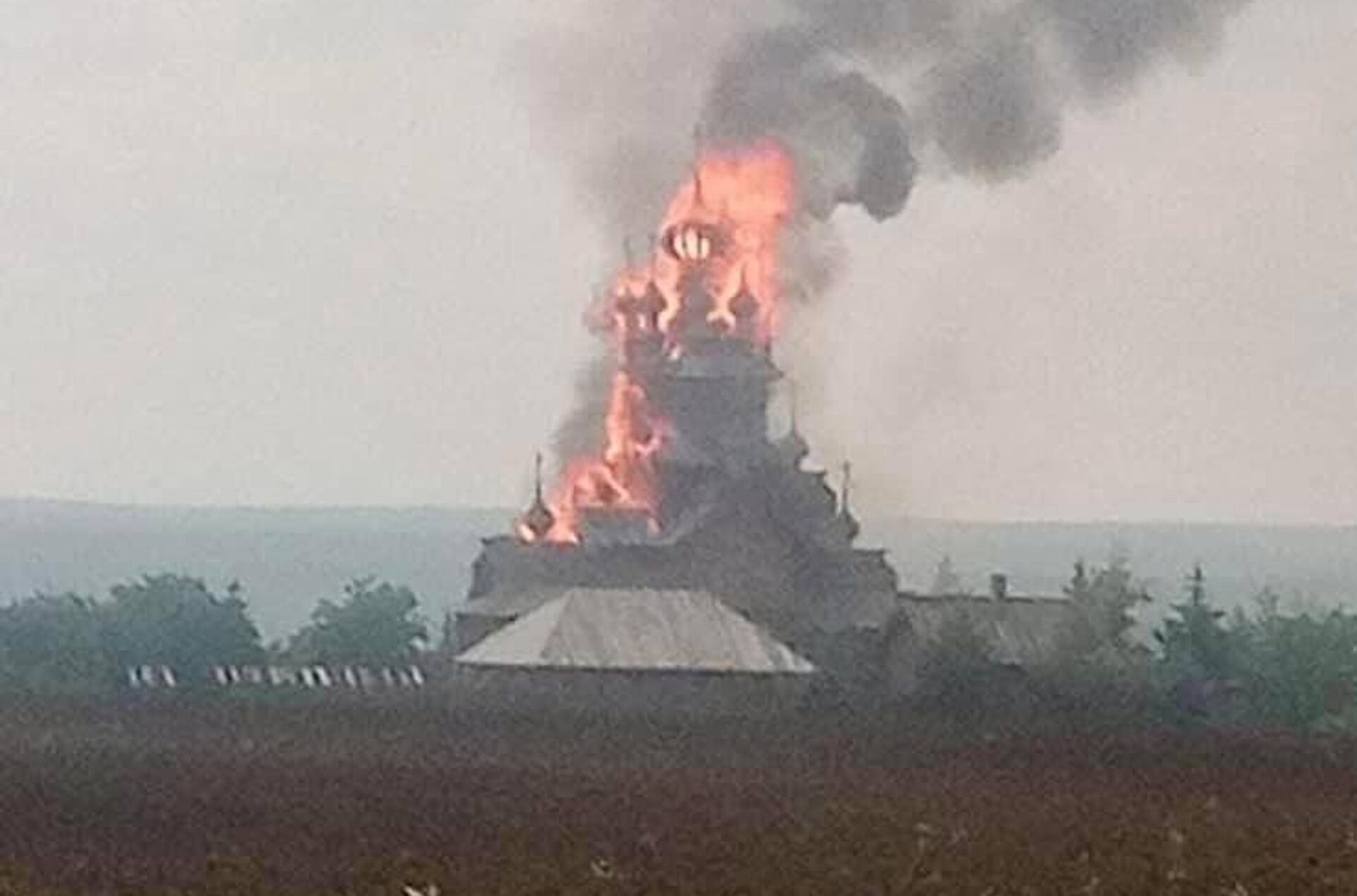 Сгорел деревянный скит Успенской Святогорской лавры, в Чечне убили трех участников группового секса, умер Ковтун. Главное за день