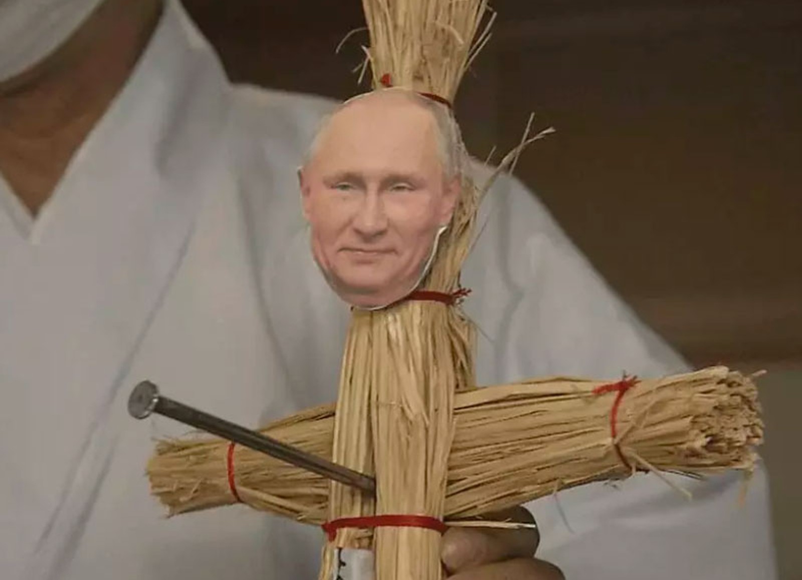 В Японии в храмах появились ритуальные соломенные куклы с лицом Путина и записками с молитвой «об уничтожении зла»