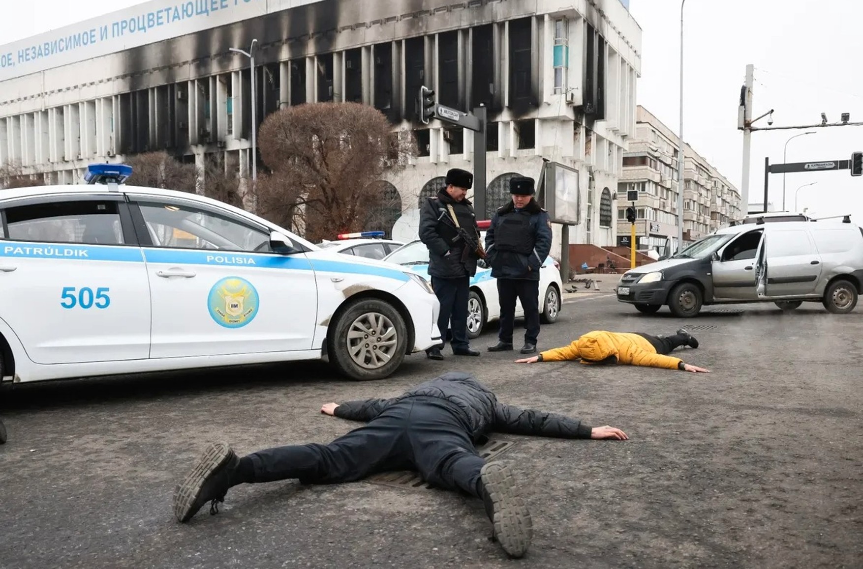 В Алматинской области трое полицейских признались, что пытали утюгом задержанных во время январских протестов