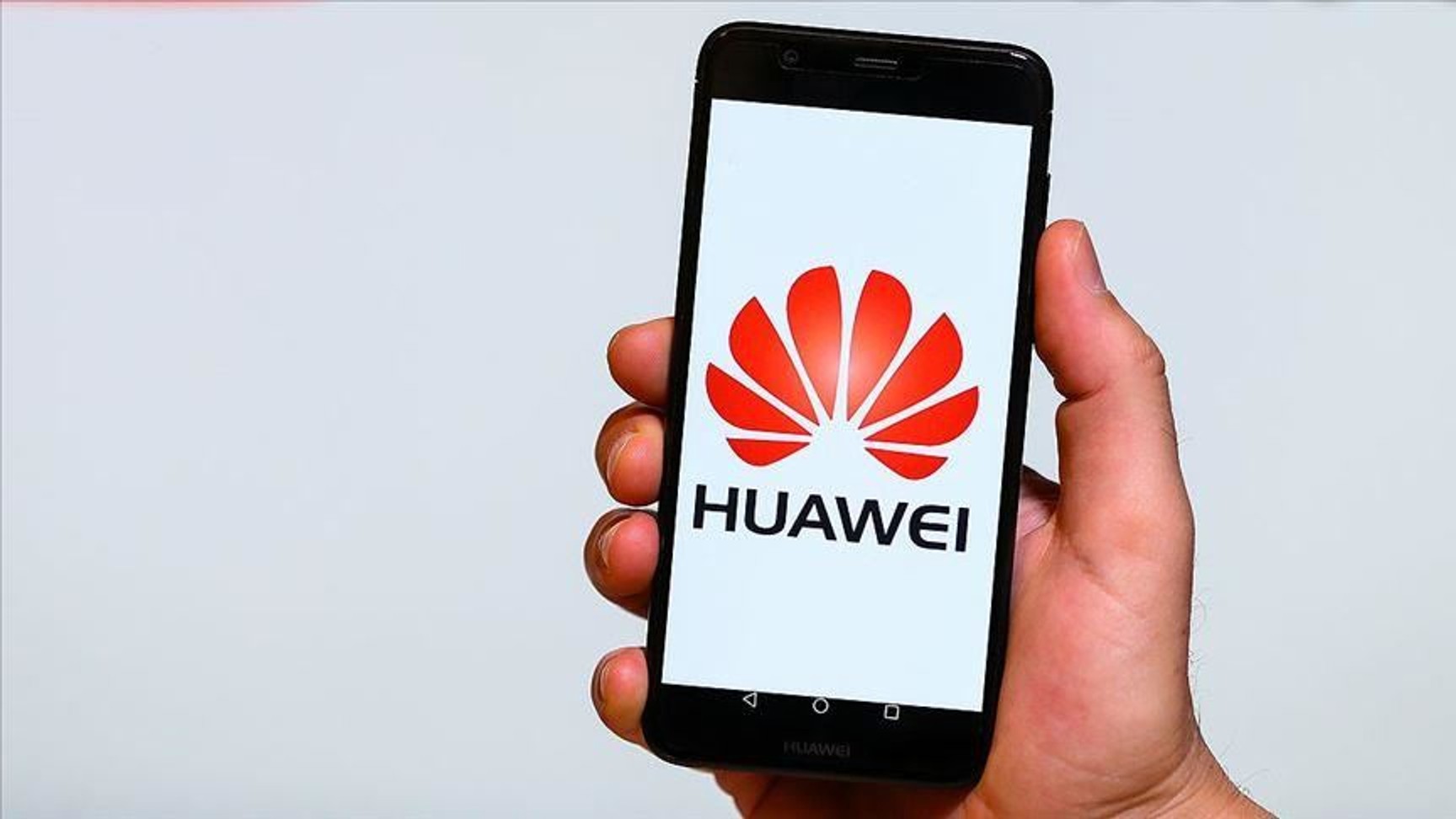 Компания Huawei начала закрывать магазины в России из-за дефицита продукции