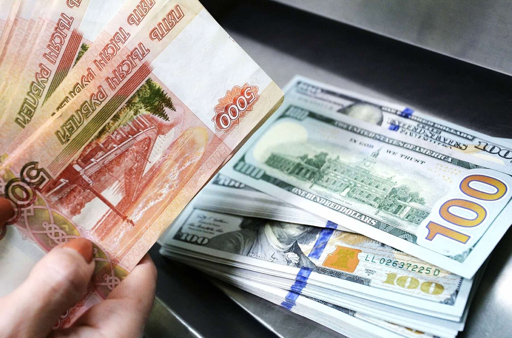 Путин перевел обслуживание иностранного долга России на рубли