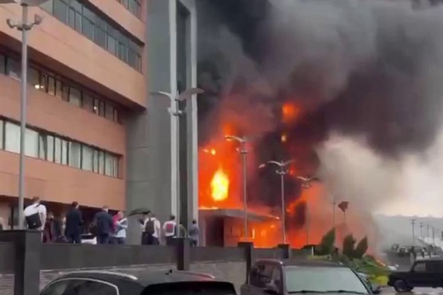 В Москве загорелся бизнес-центр «Гранд Сетунь плаза». В здании остаются люди