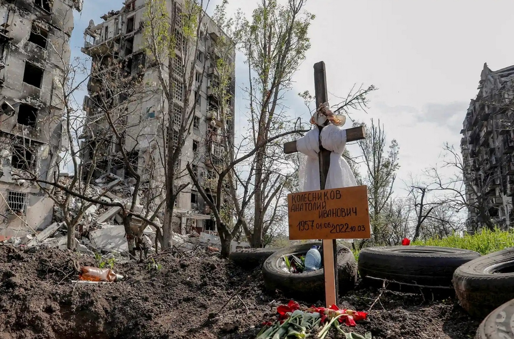 The Guardian: десятки тысяч украинцев ищут пропавших в Мариуполе родственников, чтобы их похоронить