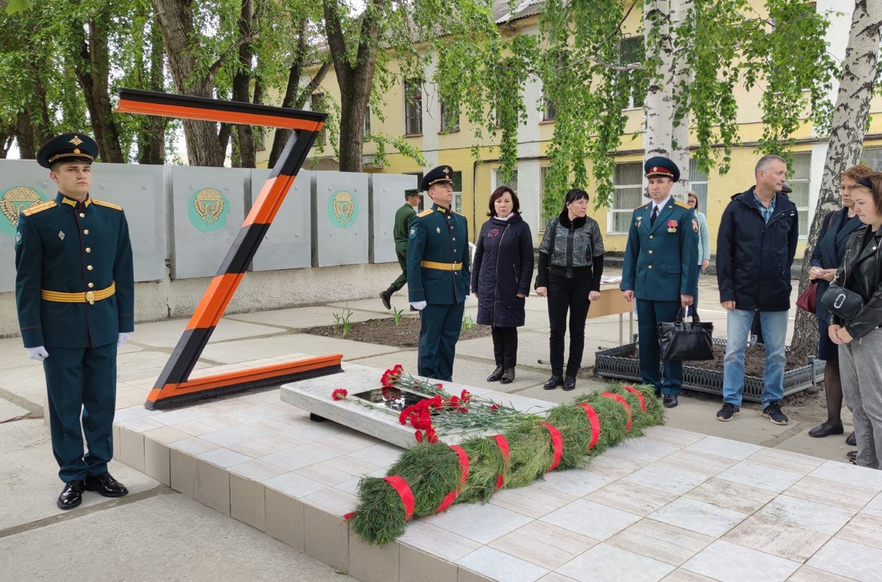В Екатеринбурге открыли памятник в виде буквы Z. Он сделан из рельсов и выкрашен в цвета георгиевской ленты