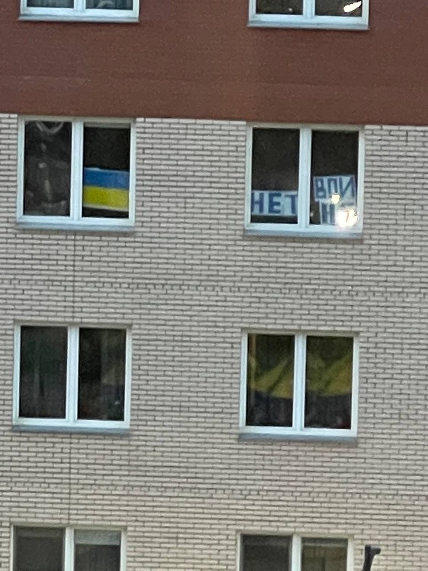 Красноярцам закрасили окна квартиры из-за украинского флага и плаката «Нет войне!»