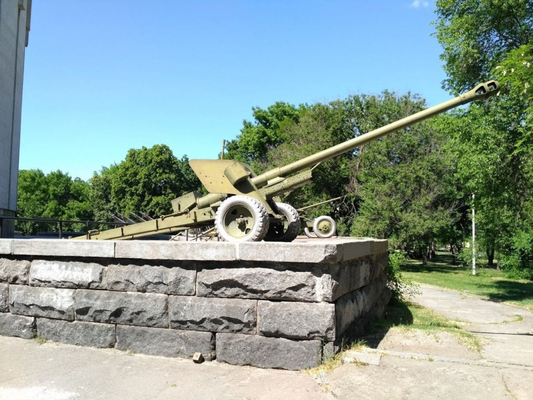 Минобороны РФ выдало экспозицию советских вооружений в историческом музее Днепра за размещенную возле школы артиллерию и бронетехнику ВСУ