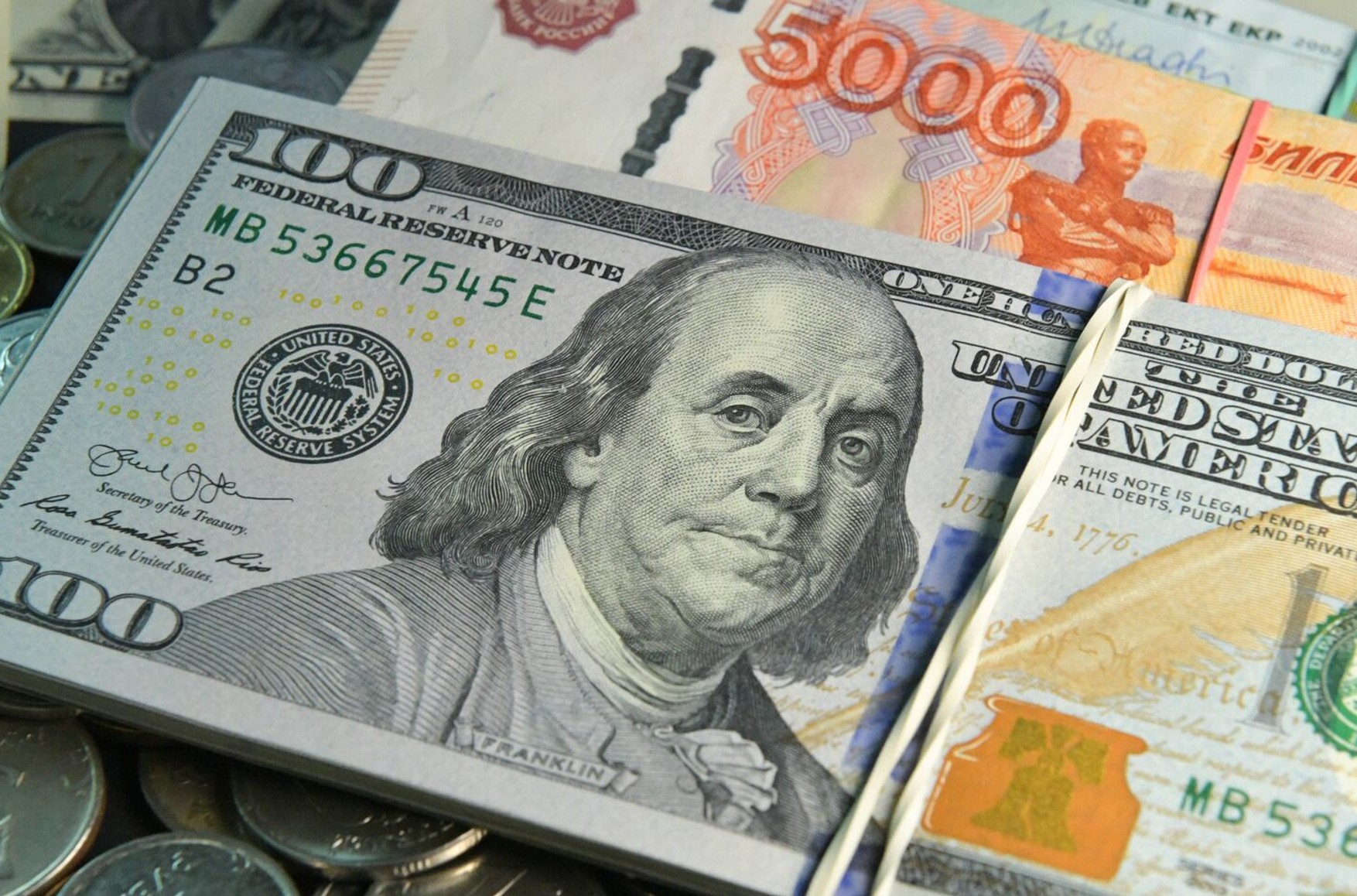 Курс рубля обвалился за один день