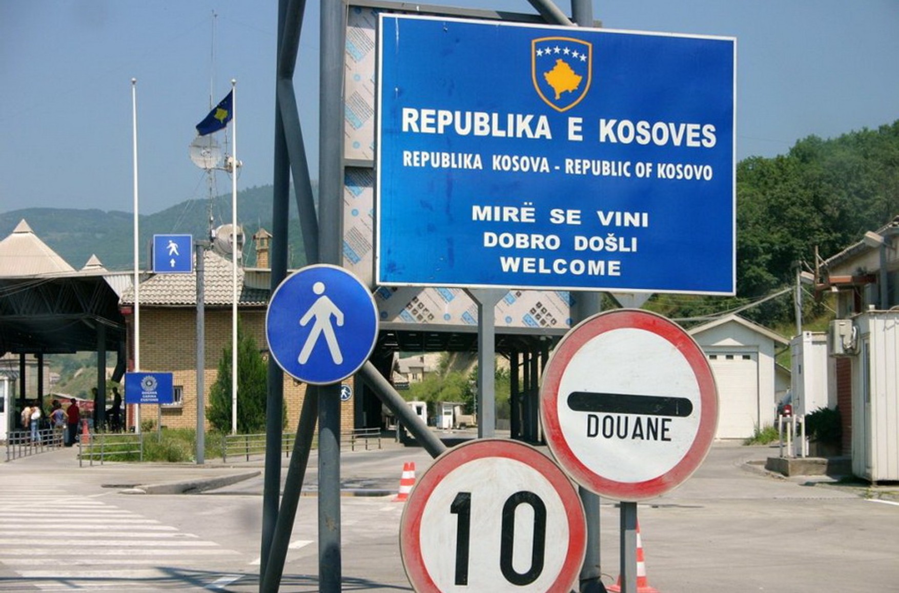 СМИ сообщают о стрельбе и сиренах на границе Сербии и Косово. Вучич ранее заявлял, что Косово начнет силовую операцию против сербов