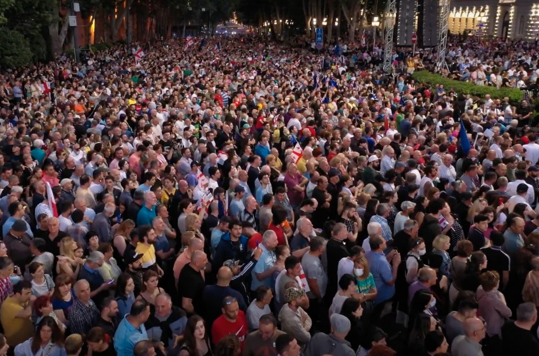 В Тбилиси начался массовый митинг в поддержку евроинтеграции. Тысячи людей требуют отставки премьера Гарибашвили