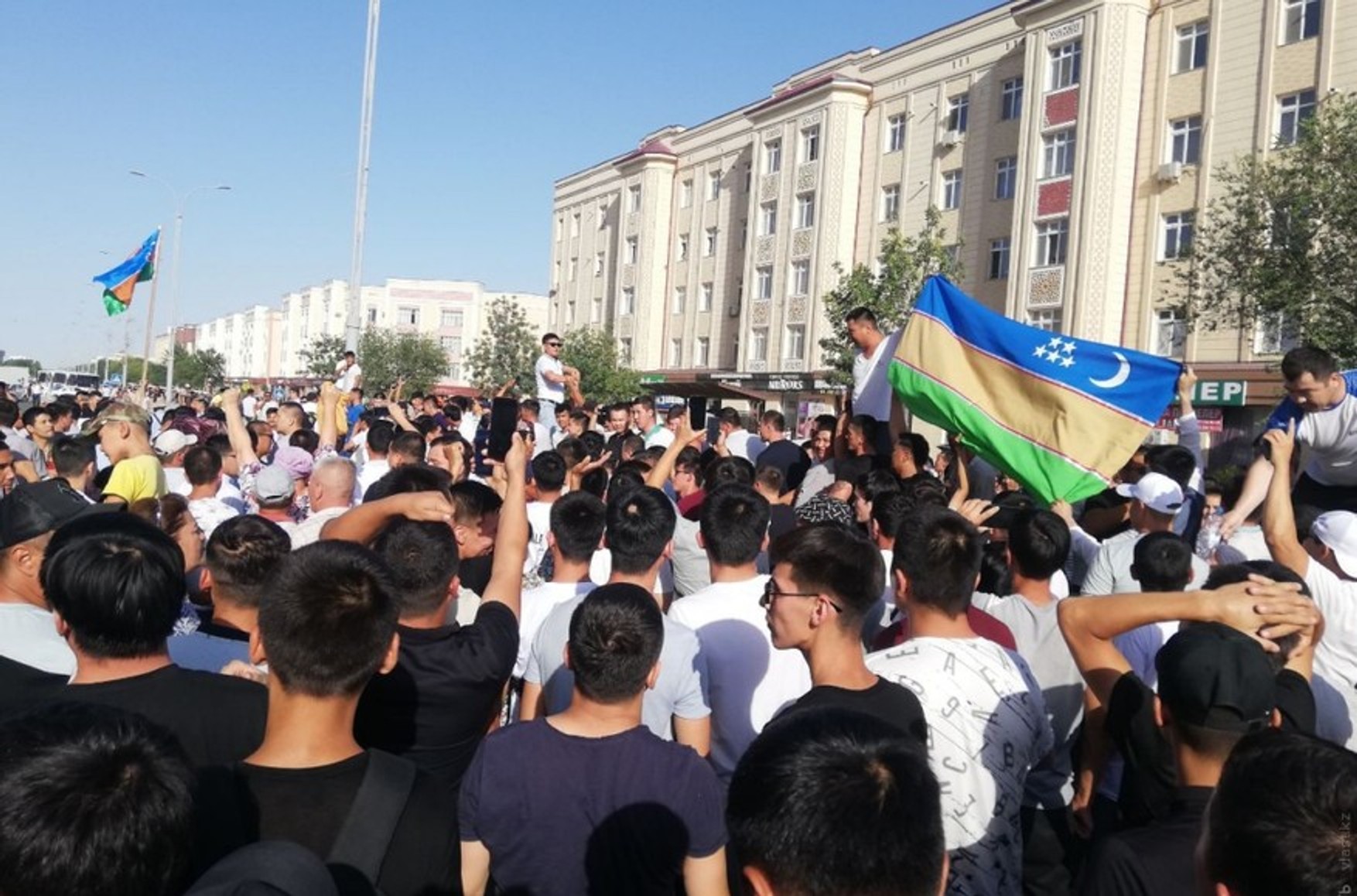 Силовики жестко разогнали протесты в Узбекистане. Есть погибшие и раненые. Президент второй раз за сутки вылетел в Каракалпакстан
