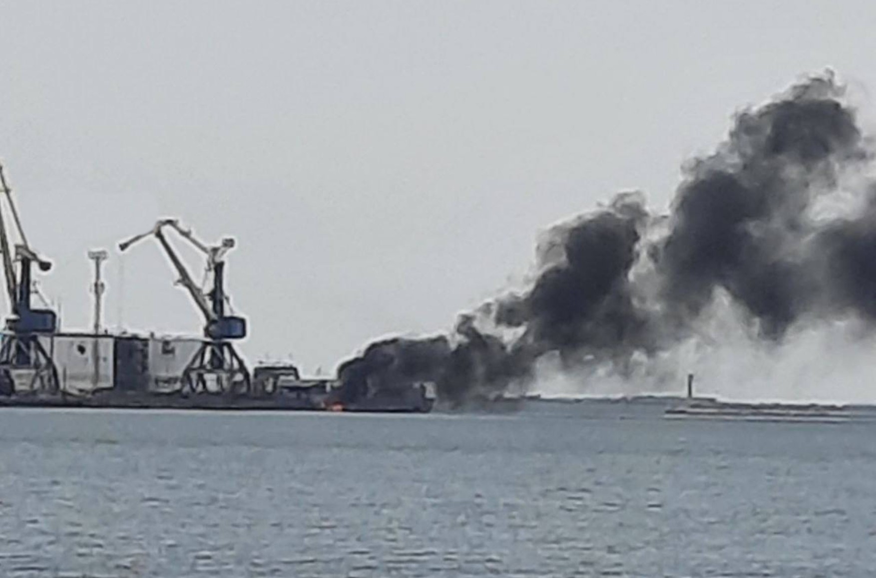 В порту оккупированного Бердянска произошел пожар, украинские СМИ сообщают о взрывах