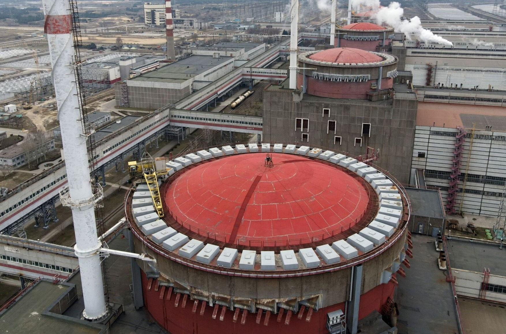 Запорожская АЭС впервые в истории полностью отключилась от энергосети. Россия может использовать это для подключения станции к Крыму