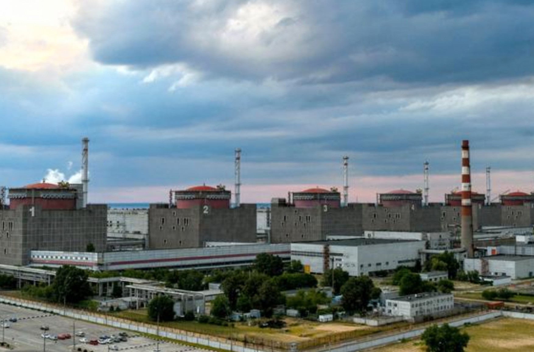 Инженер ЗАЭС заявил, что Россия обстрелами добивается подключения станции к своей энергосистеме — Би-Би-Си