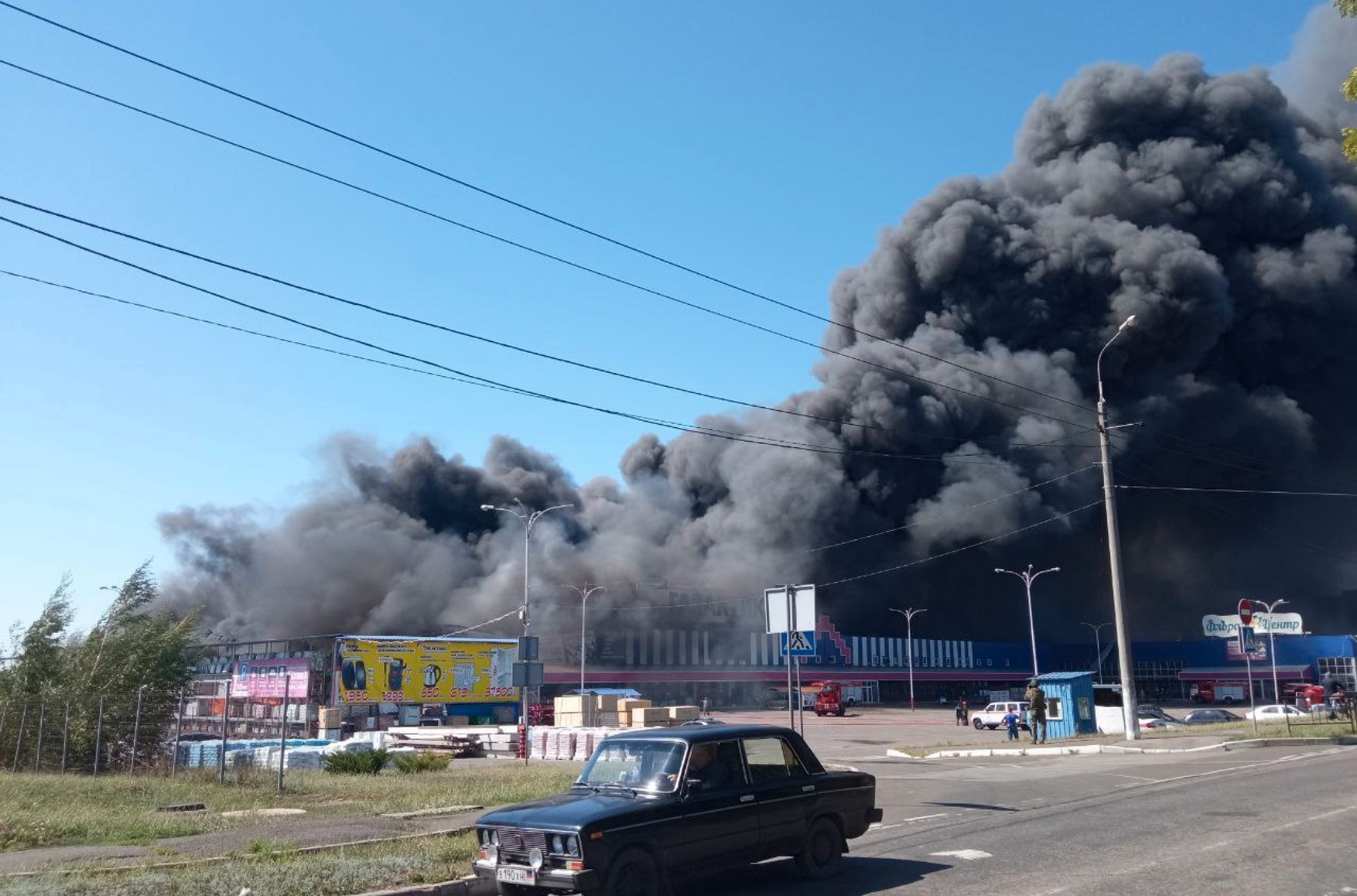 В Донецке под обстрел попал ТЦ «Галактика», в здании начался сильный пожар