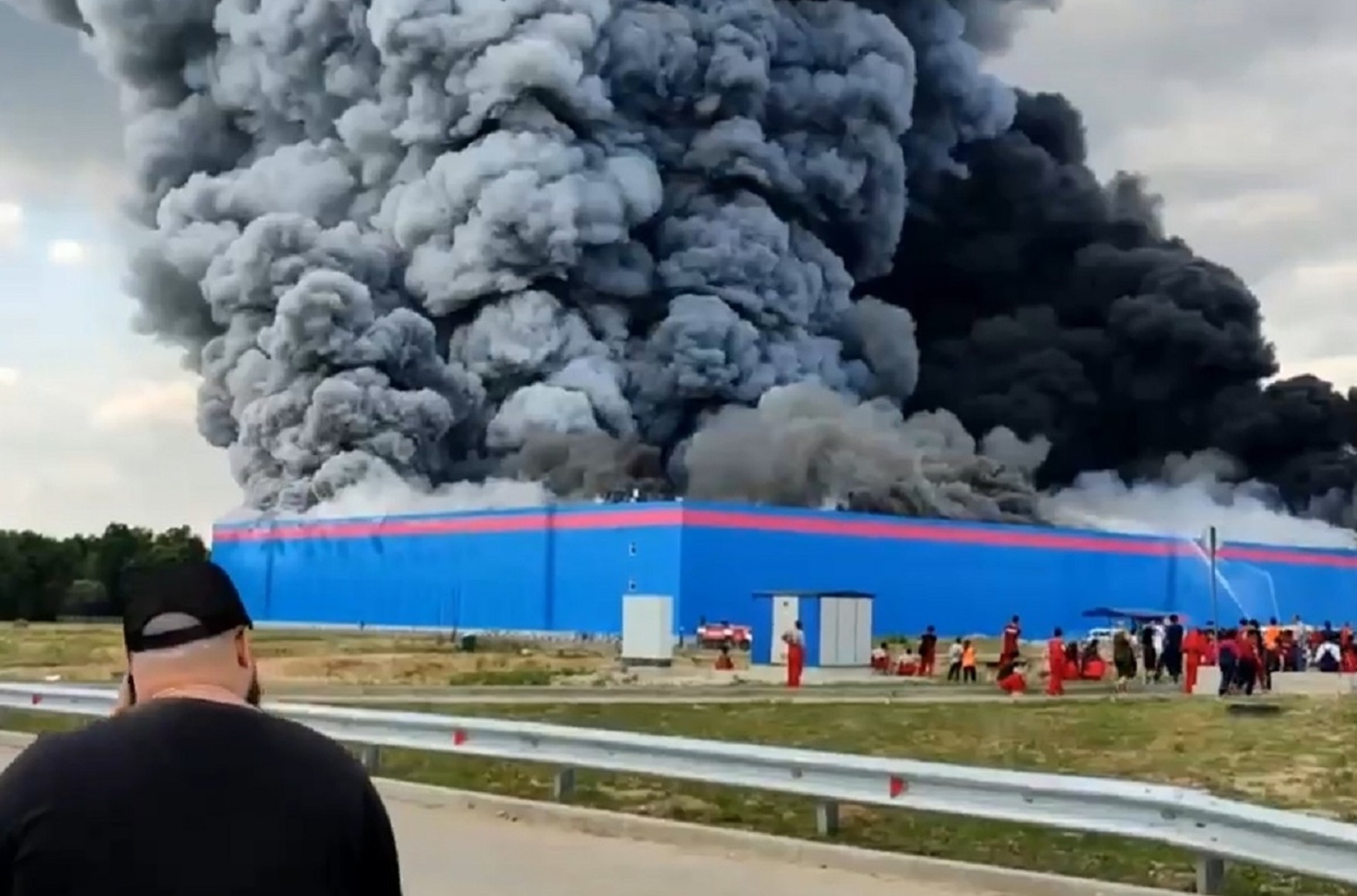 Поджог рассматривается как основная причина пожара на складе Ozon. Ущерб оценили в 10 млрд рублей, горит 50 тысяч кв. м площади