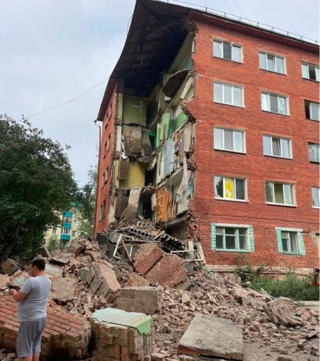 В Омске обрушился многоэтажный жилой дом. Год назад у него уже падала стена