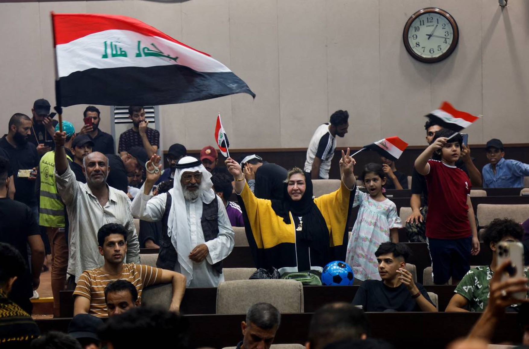 В столицу Ирака ввели войска. Протестующие заняли здание парламента