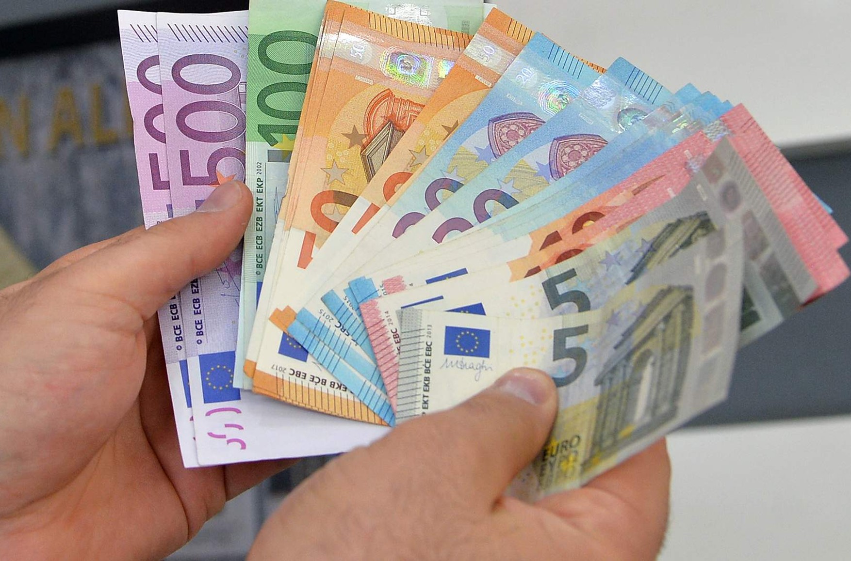 У возвращающихся из Финляндии россиян стали изымать наличные евро — «Фонтанка»
