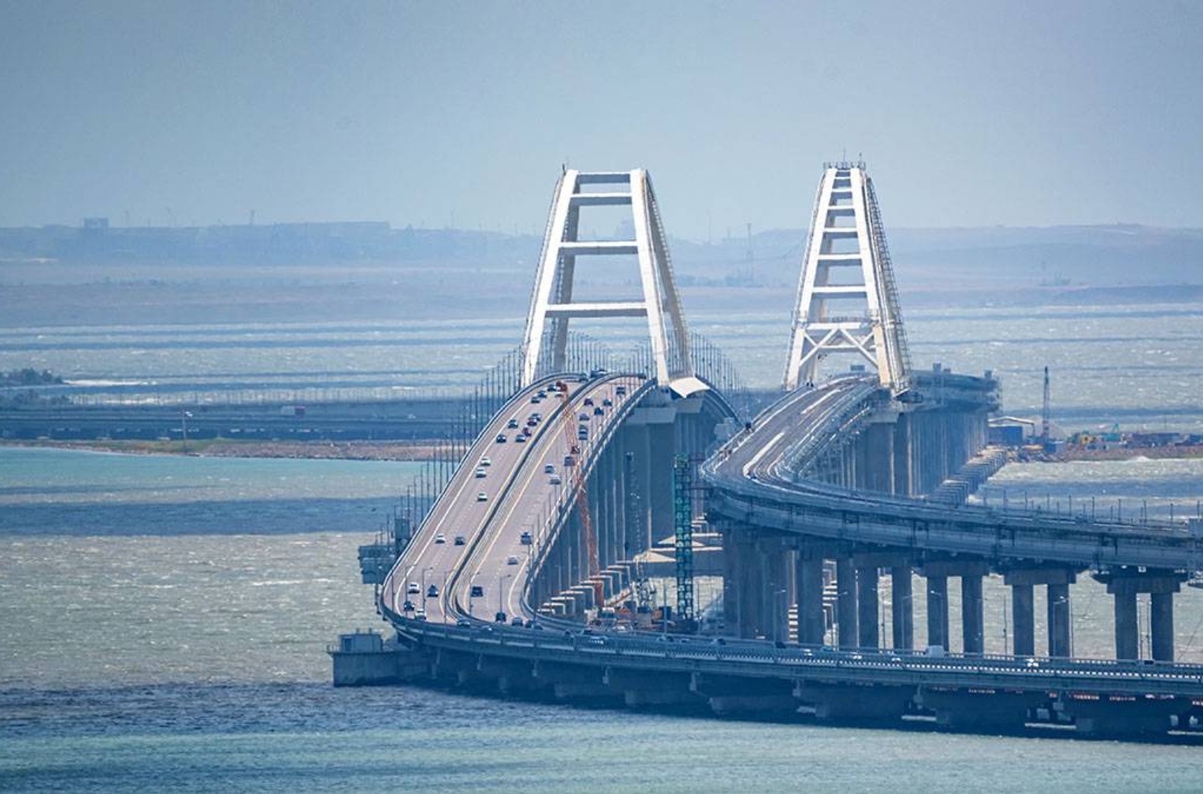 В Крыму после взрывов образовалась пробка на выезде через Крымский мост