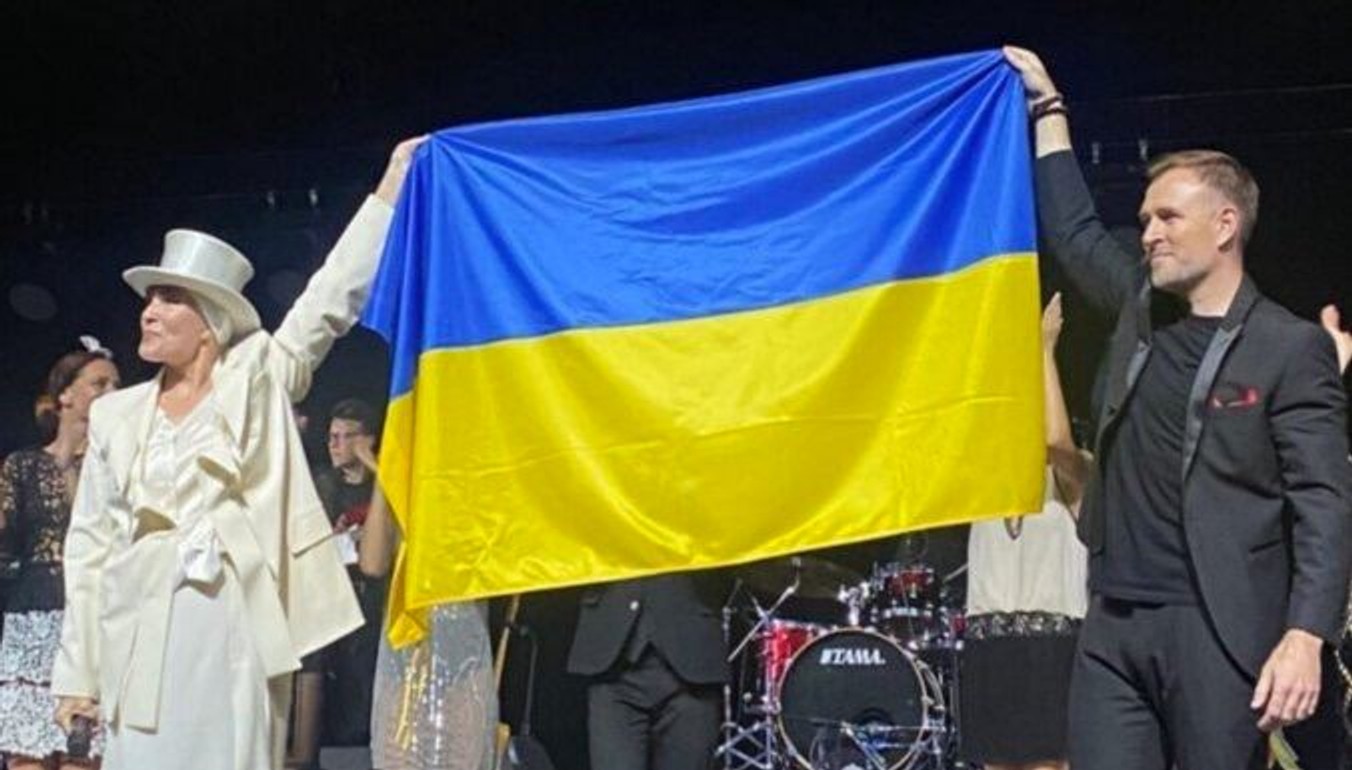 Лайма Вайкуле высказалась против войны и вышла на сцену с украинским флагом. Видео