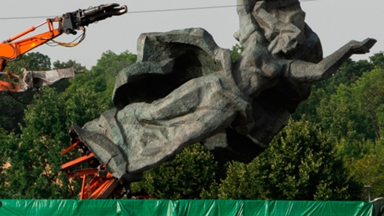 В Риге завершили снос памятника советским воинам — видео 