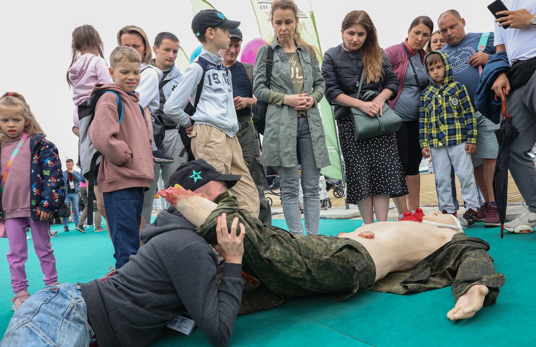 Мины в песочнице, ракеты детям, нацистские татуировки. Как проходит выставка «Армия-2022» в парке «Патриот»