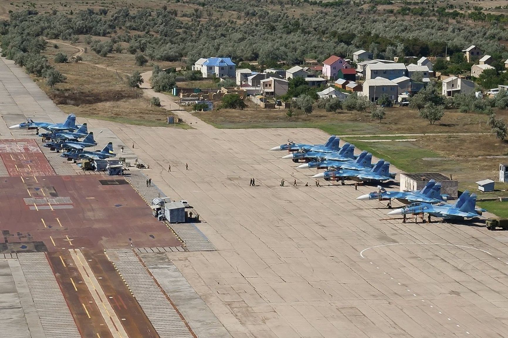 Опубликованы первые спутниковые снимки аэродрома в Крыму, на них не менее 10 сгоревших после взрывов самолетов