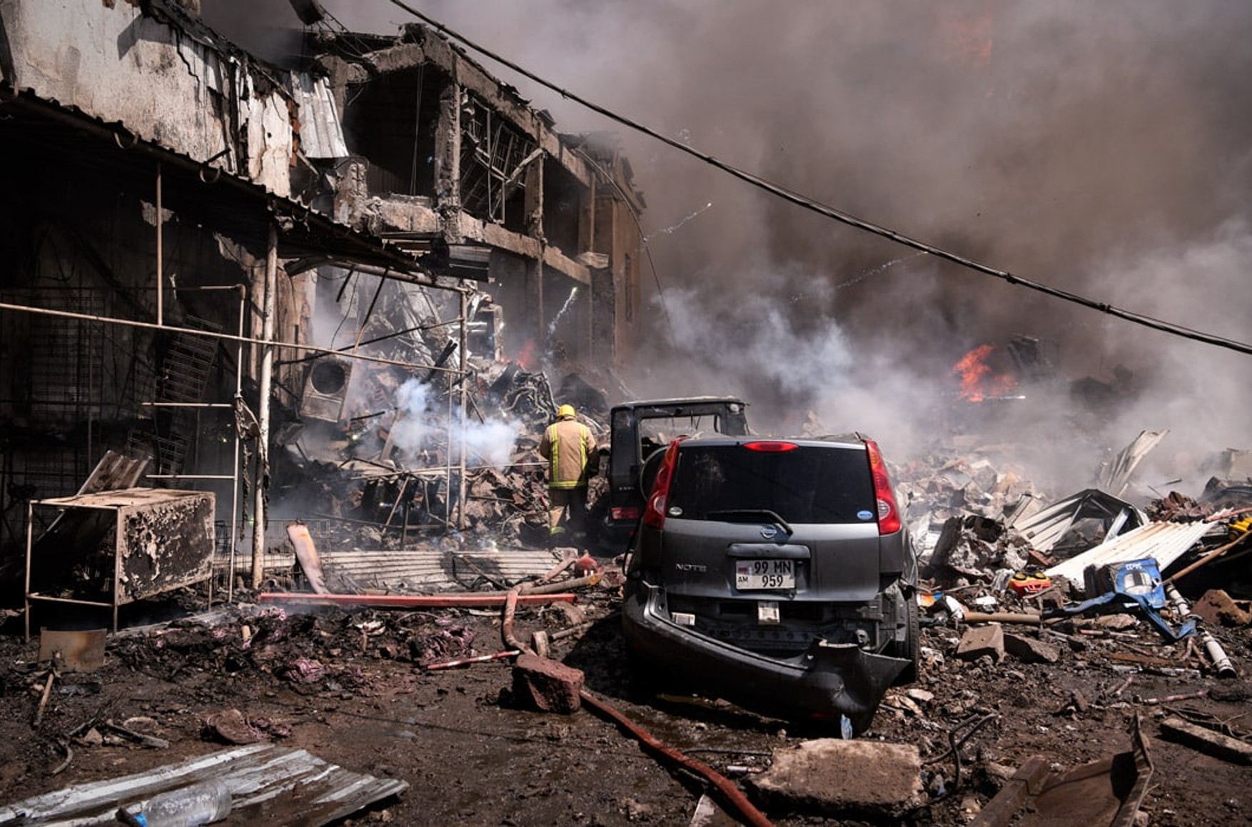 Число погибших при взрывах на складе с фейерверками в Ереване возросло до шести