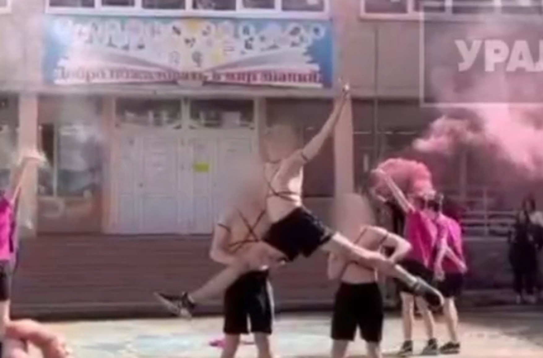 Суд в Екатеринбурге оштрафовал экс-замдиректора лицея, ученики которого исполнили пародийный танец с элементами тверка 