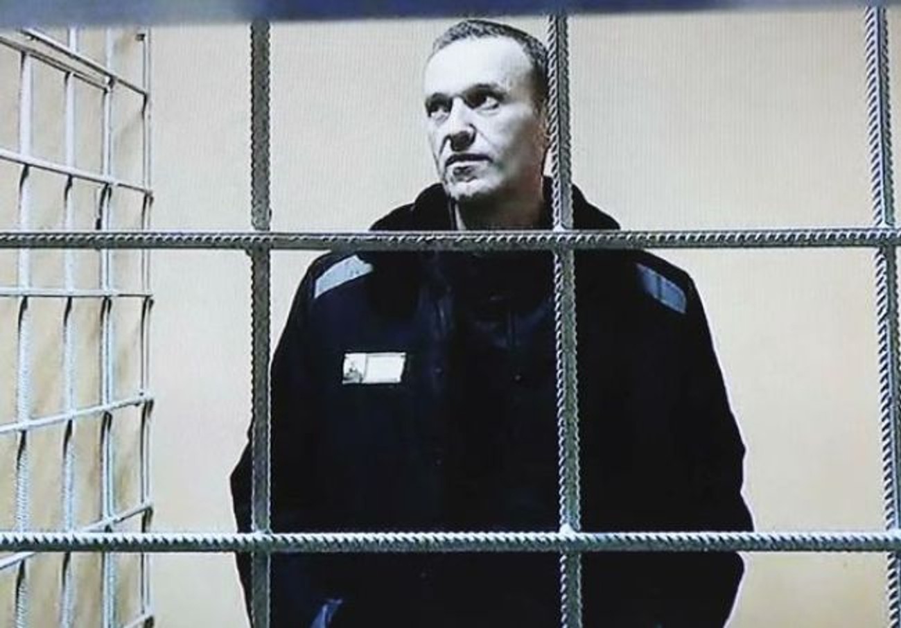 «Бетонная конура 2,5×3 метра, дырка в полу и 2 камеры под потолком» — Навального поместили в ШИЗО