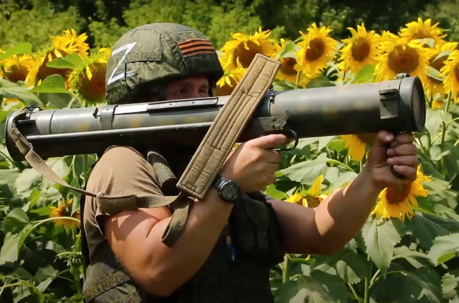 Минобороны России опубликовало видео «уничтожения подразделений ВСУ». В ролике военные стреляют по подсолнухам и траве