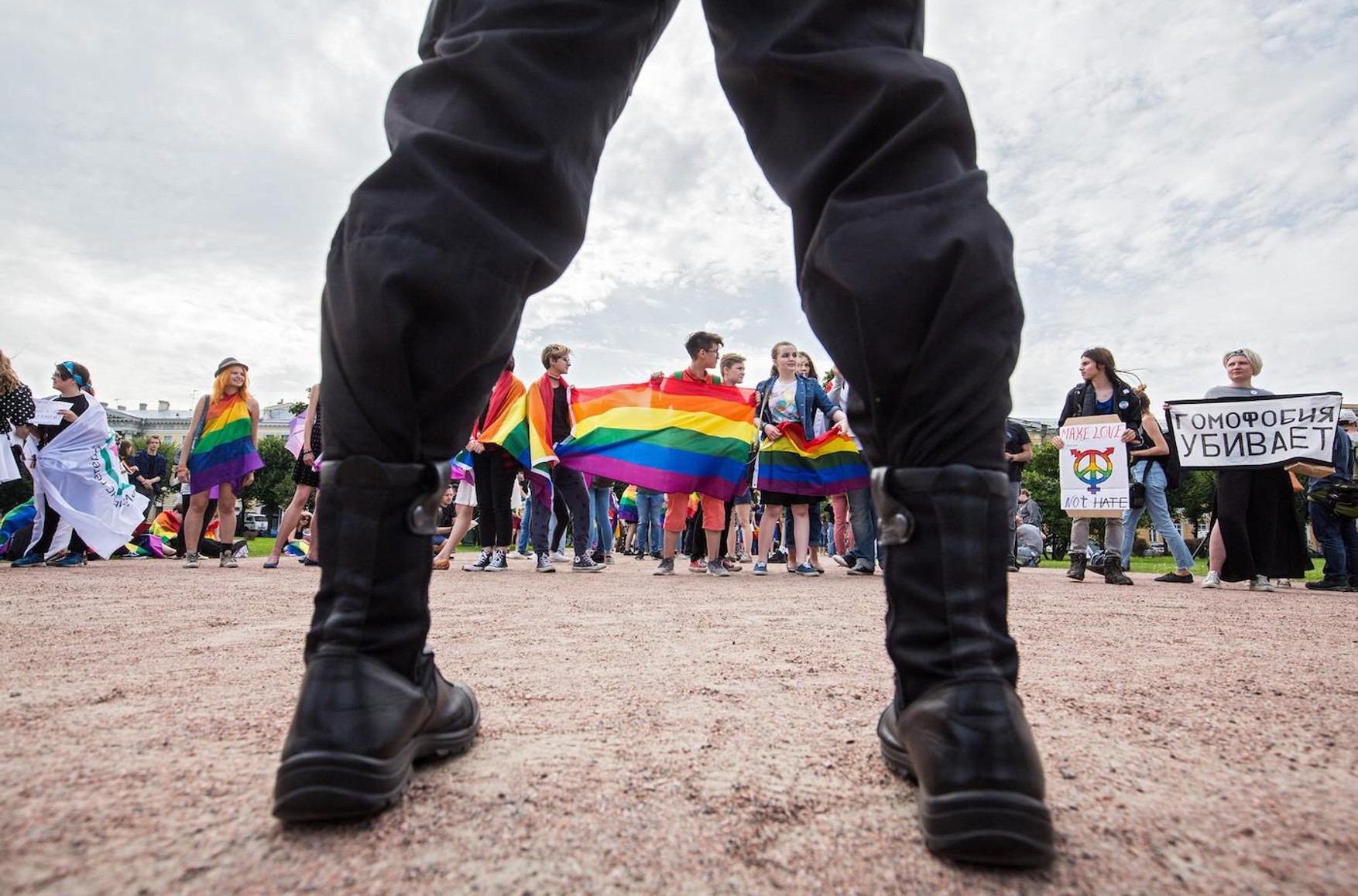 Baza: гей-паре из Москвы грозит до 20 лет лишения свободы. Соседка утверждает, что их секс увидели дети