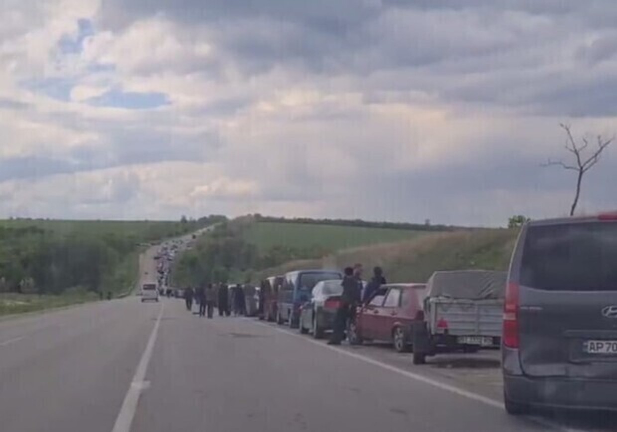 Тысячи людей на жаре ждут эвакуации из оккупированной Васильевки. Очевидцы говорят, что около 10 человек умерли в очереди
