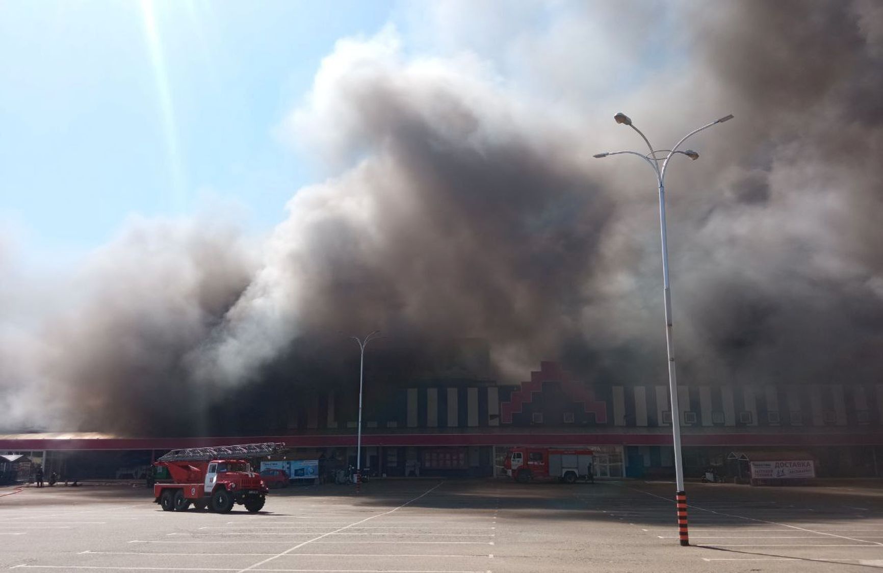 В Донецке под обстрел попал ТЦ «Галактика», в здании начался сильный пожар