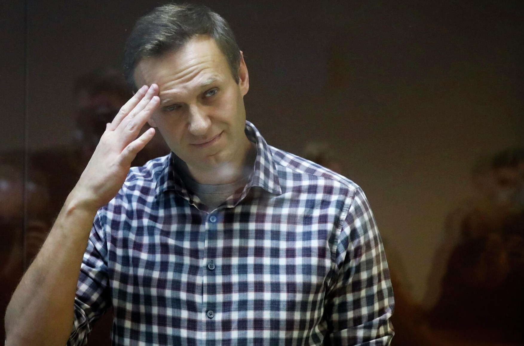 Алексея Навального снова отправили в ШИЗО — на этот раз за то, что он не держал руки за спиной во время конвоирования