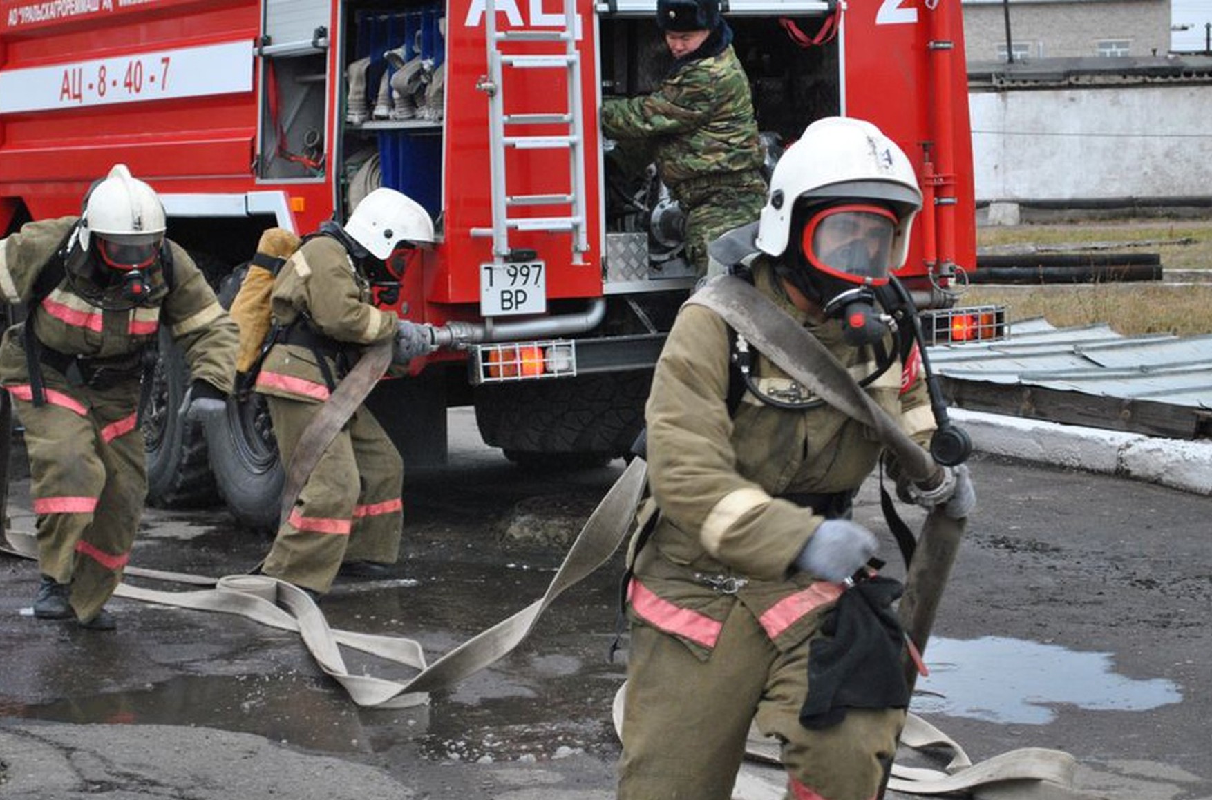 МЧС: в России не хватает пластика для производства пожарных шлемов