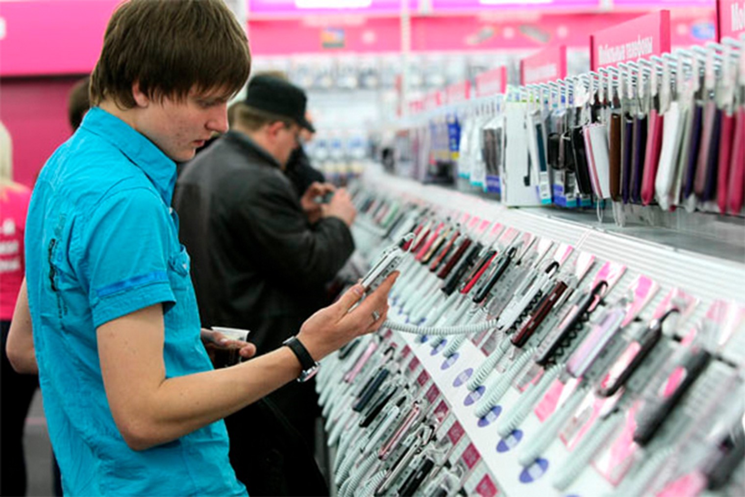 Поставки недорогих телефонов в Россию резко сократились — «Коммерсантъ»