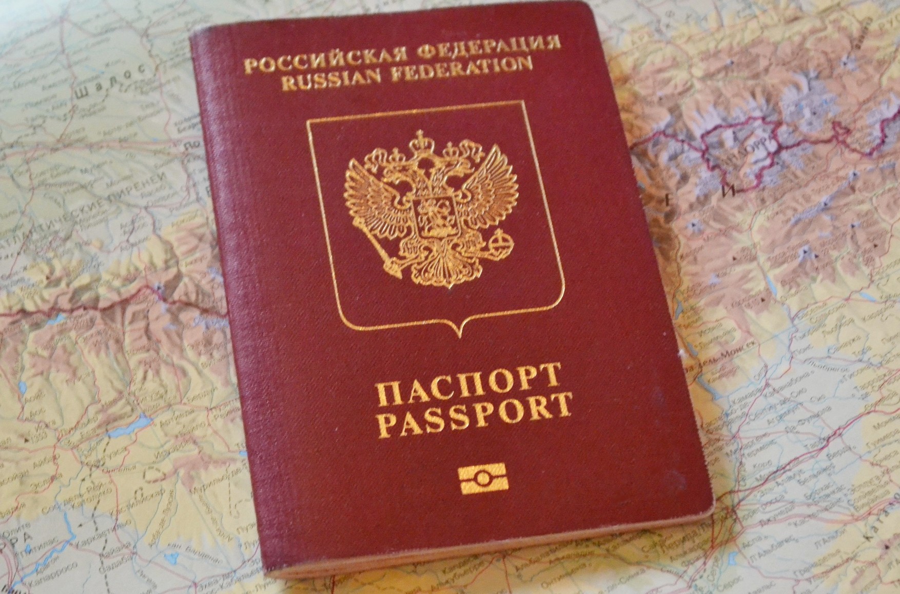 В иностранных консульствах России «по техническим причинам» приостановили прием документов на биометрические загранпаспорта